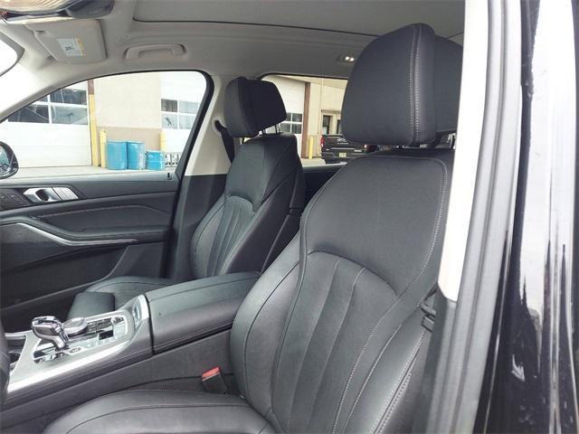 Photo of 2020 Black Sapphire Metallic BMW X7