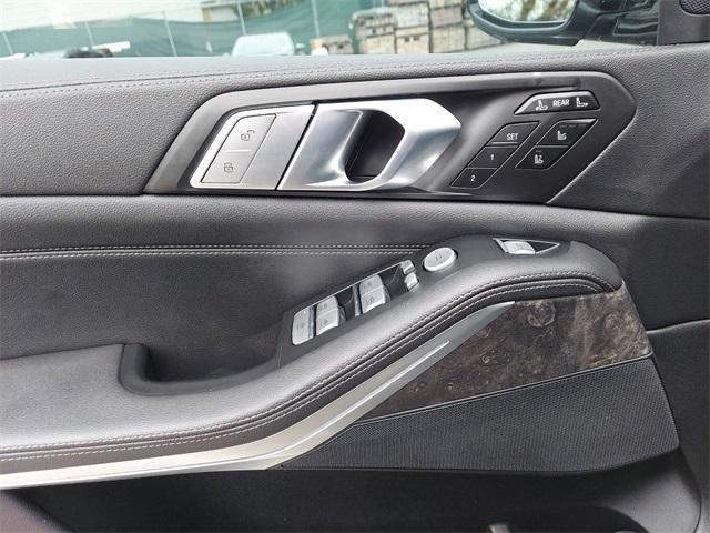 Photo of 2020 Black Sapphire Metallic BMW X7