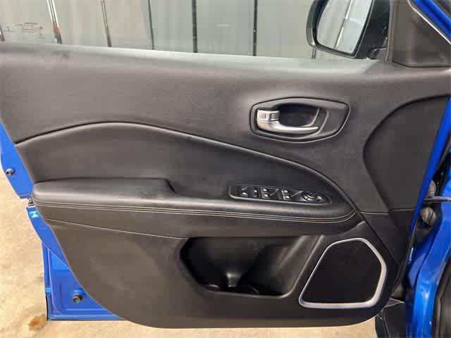 Photo of 2018 Laser Blue Pearlcoat Jeep Compass