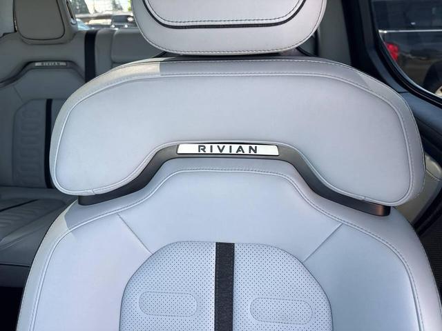 Photo of 2022 Glacier White Rivian R1T