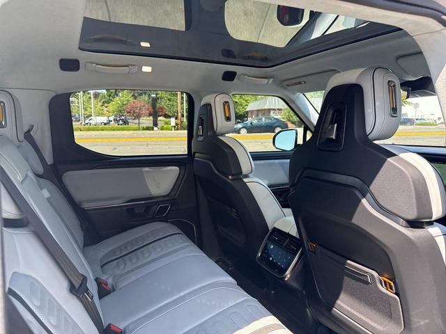 Photo of 2022 Glacier White Rivian R1T