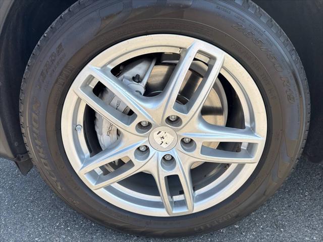 Photo of 2011 Gray Porsche Cayenne