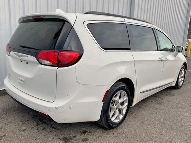 Photo of 2017 Bright White Clearcoat Chrysler Pacifica