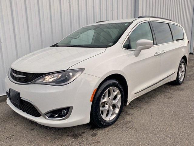 Photo of 2017 Bright White Clearcoat Chrysler Pacifica