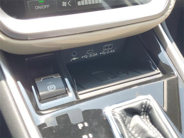 Photo of 2025 White Pearl Subaru Legacy
