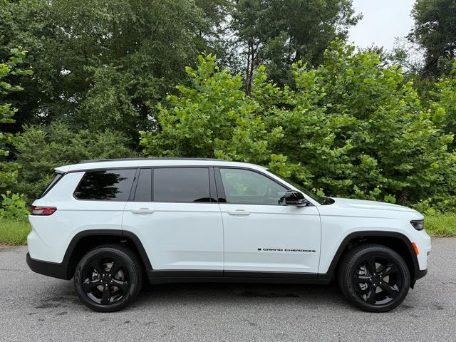 Photo of 2025 Bright White Clearcoat Jeep Grand Cherokee L