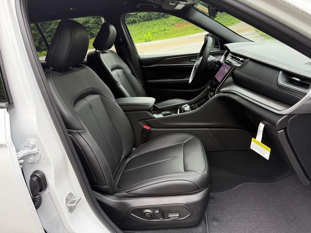 Photo of 2025 Bright White Clearcoat Jeep Grand Cherokee L