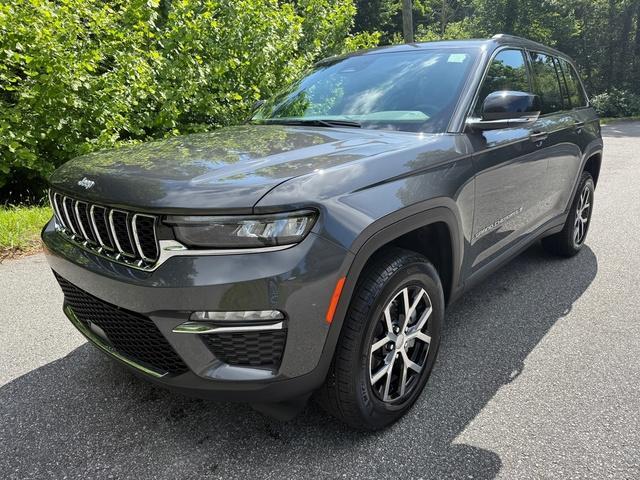 Photo of 2025 Metallic Jeep Grand Cherokee