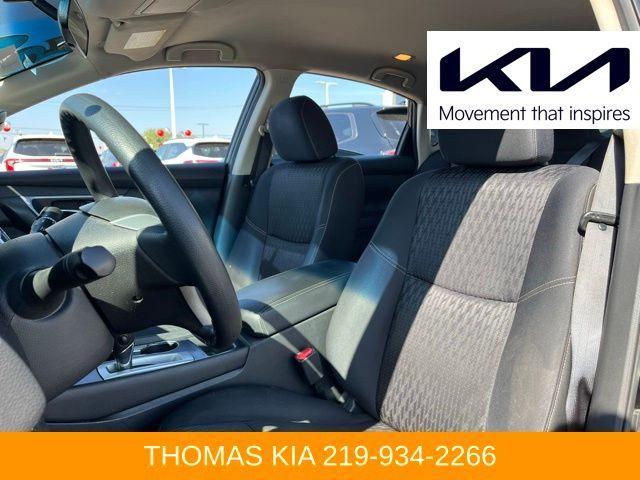 Photo of 2016 Black Nissan Altima