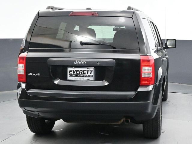 Photo of 2016 Black Clearcoat Jeep Patriot