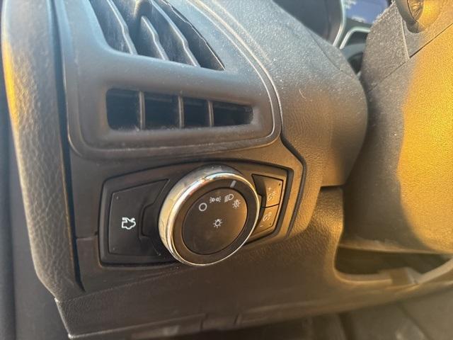 Photo of 2014 Oxford White Ford Focus