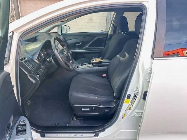 Photo of 2013 White Toyota Venza