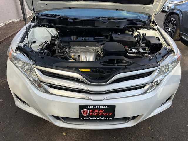 Photo of 2013 White Toyota Venza