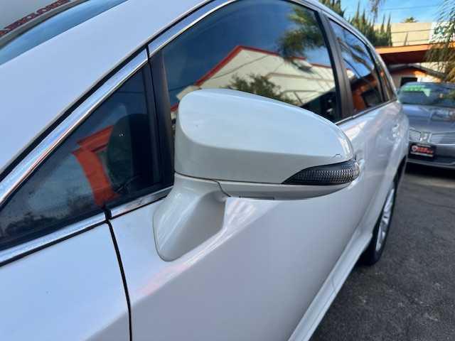 Photo of 2013 White Toyota Venza