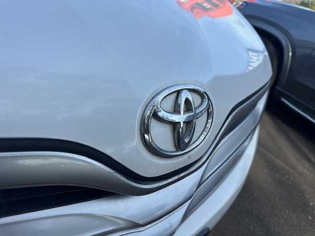 Photo of 2013 White Toyota Venza