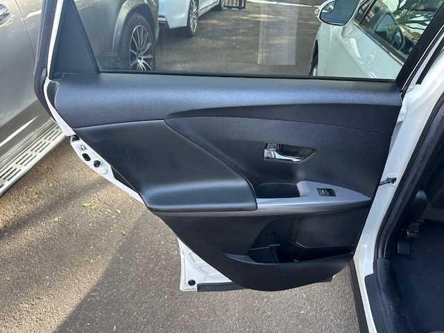 Photo of 2013 White Toyota Venza