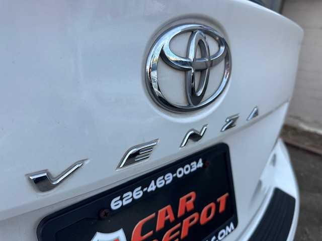 Photo of 2013 White Toyota Venza