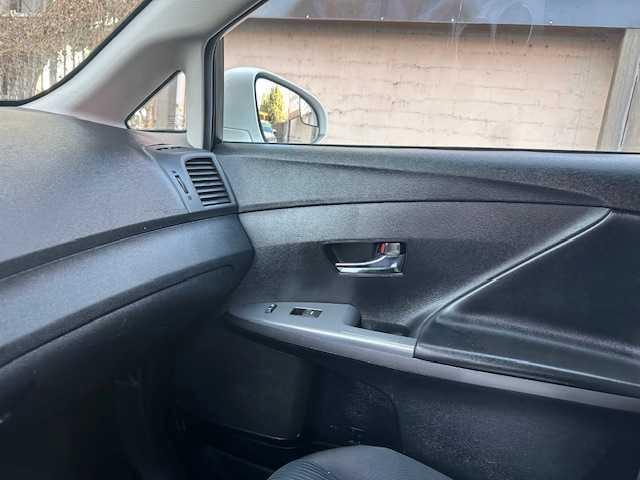 Photo of 2013 White Toyota Venza