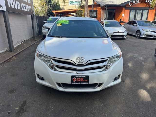 Photo of 2013 White Toyota Venza