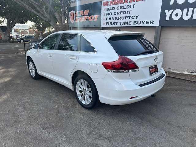 Photo of 2013 White Toyota Venza