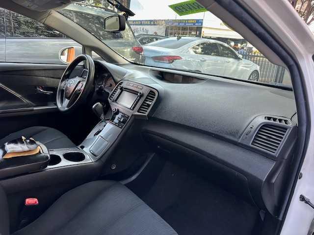 Photo of 2013 White Toyota Venza