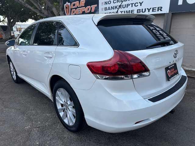 Photo of 2013 White Toyota Venza