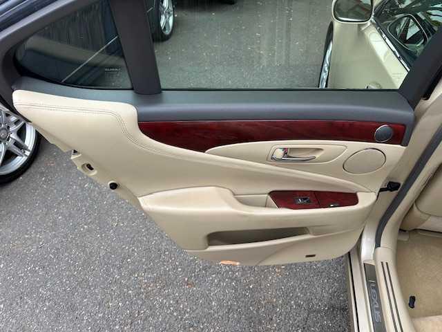 Photo of 2007 Champagne Lexus LS 460