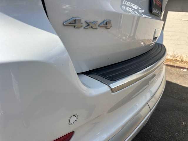Photo of 2016 White Jeep Grand Cherokee
