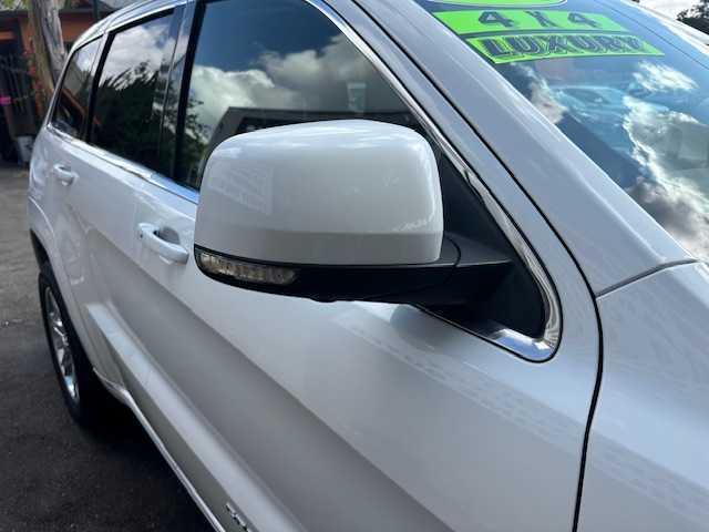 Photo of 2016 White Jeep Grand Cherokee
