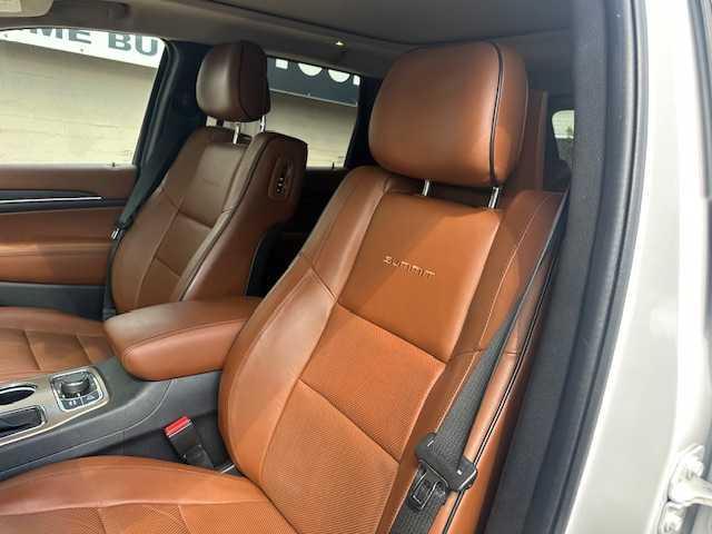Photo of 2016 White Jeep Grand Cherokee