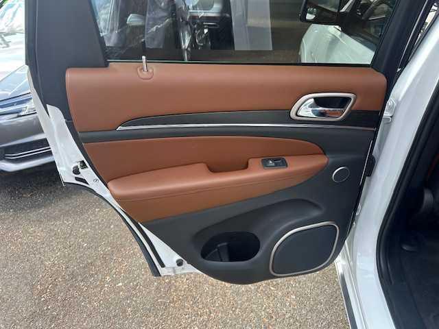 Photo of 2016 White Jeep Grand Cherokee