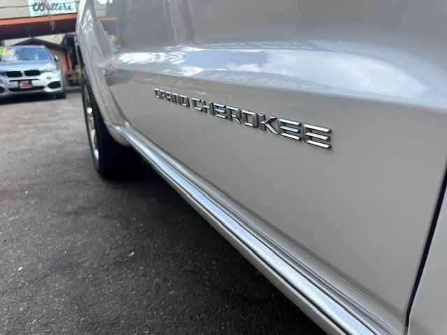 Photo of 2016 White Jeep Grand Cherokee