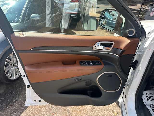 Photo of 2016 White Jeep Grand Cherokee