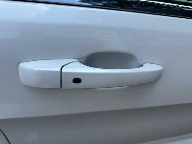 Photo of 2016 White Jeep Grand Cherokee