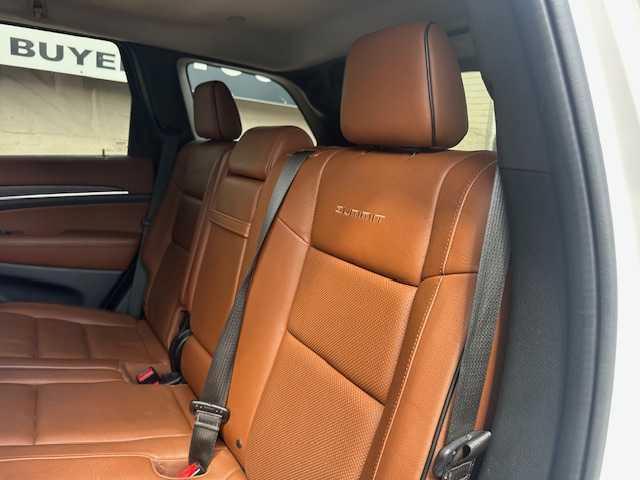 Photo of 2016 White Jeep Grand Cherokee