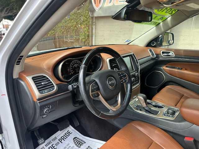 Photo of 2016 White Jeep Grand Cherokee