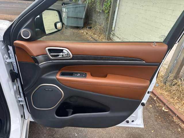 Photo of 2016 White Jeep Grand Cherokee