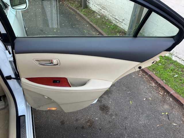 Photo of 2007 White Lexus ES 350