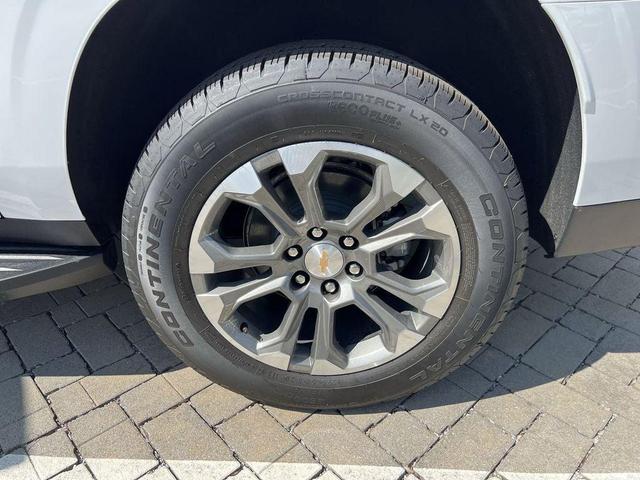 Photo of 2025 Summit White Chevrolet Suburban