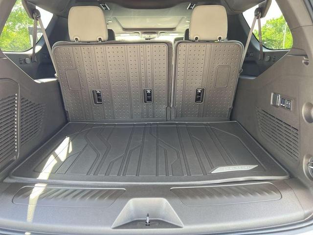 Photo of 2025 Summit White Chevrolet Suburban