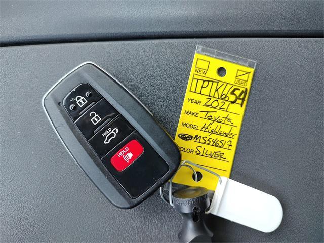 Photo of 2021 Celestial Silver Metallic Toyota Highlander