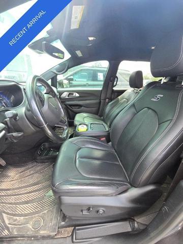 Photo of 2021 Granite Crystal Clearcoat Metallic Chrysler Pacifica