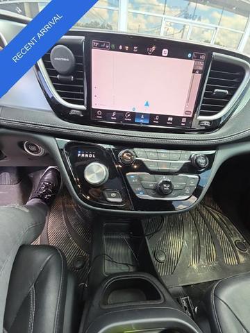 Photo of 2021 Granite Crystal Clearcoat Metallic Chrysler Pacifica