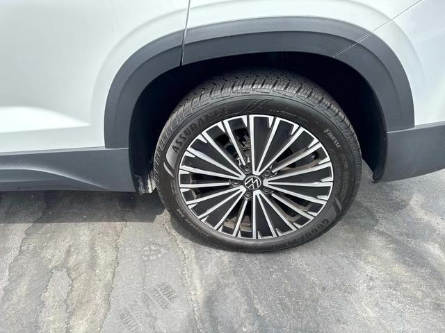 Photo of 2025 Pure White Volkswagen Taos
