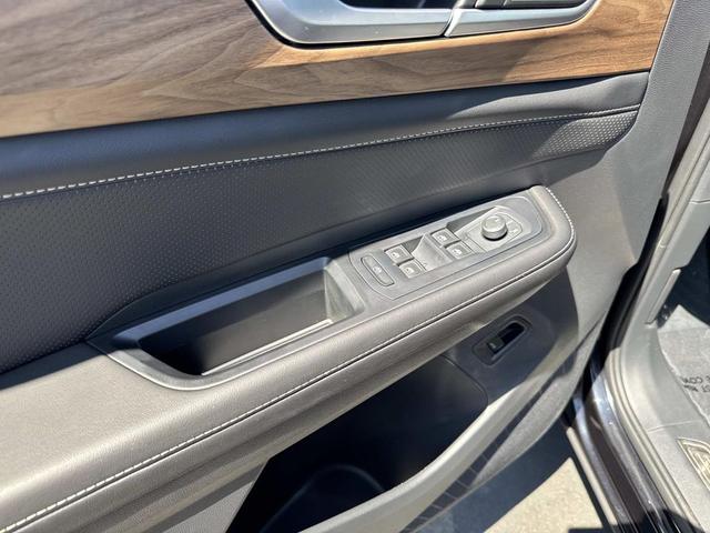 Photo of 2025 Deep Black Pearl Volkswagen Atlas