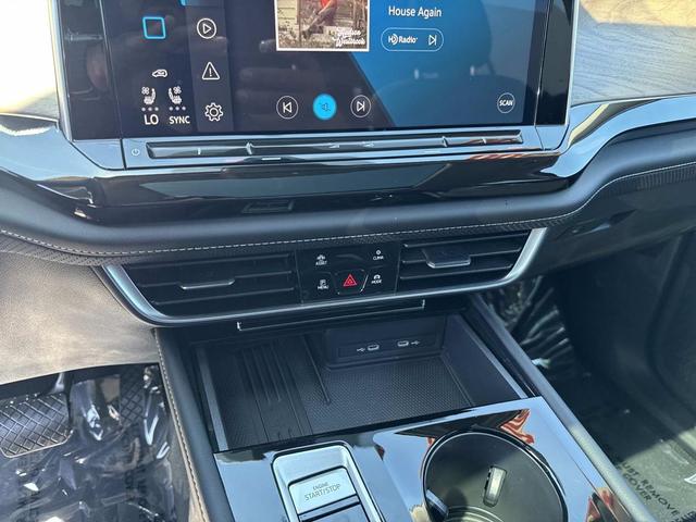 Photo of 2025 Deep Black Pearl Volkswagen Atlas