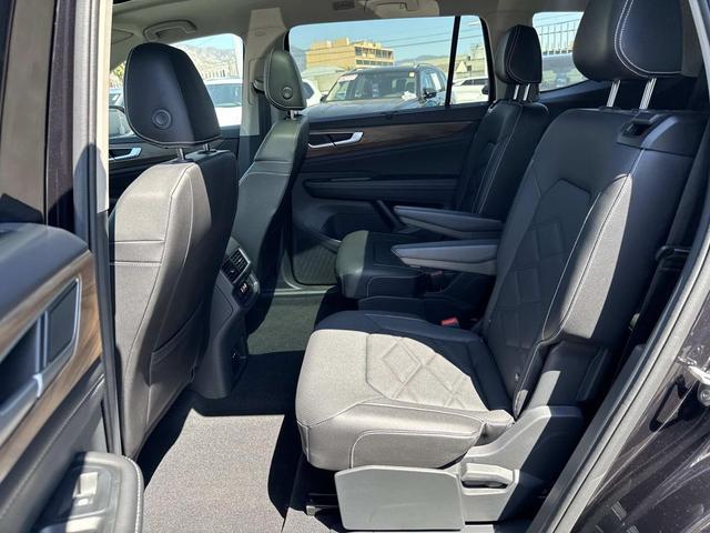 Photo of 2025 Deep Black Pearl Volkswagen Atlas