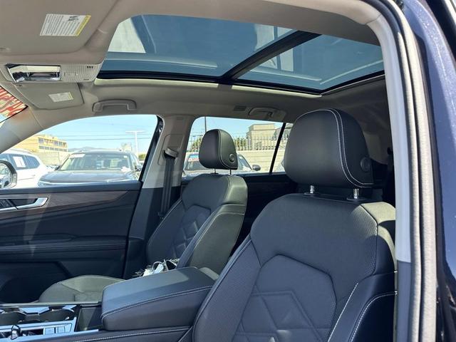 Photo of 2025 Deep Black Pearl Volkswagen Atlas