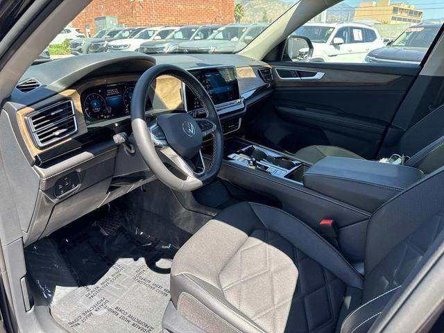 Photo of 2025 Deep Black Pearl Volkswagen Atlas