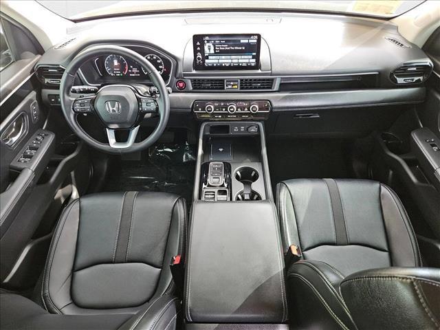 Photo of 2025 Crystal Black Pearl Honda Pilot